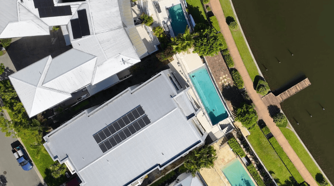 Paneles fotovoltaicos instalados en tejado — Gestaner Murcia
